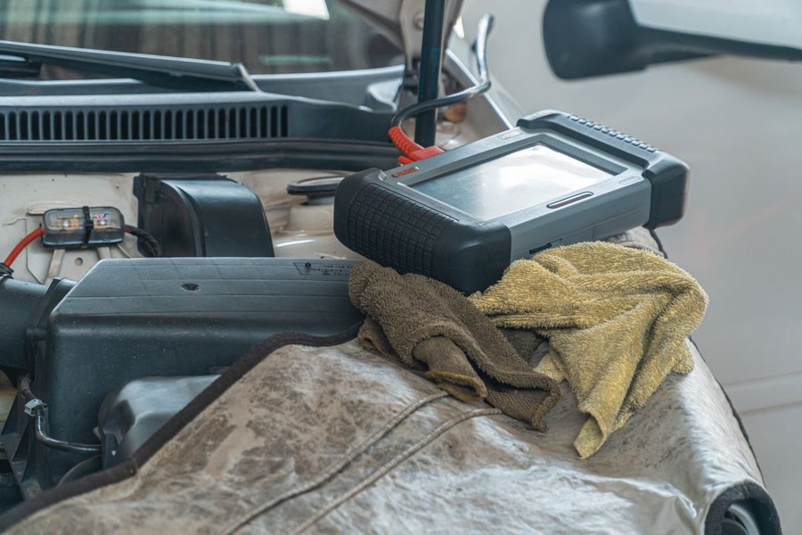 Valise de diagnostic posée sur la baie moteur, câble branché